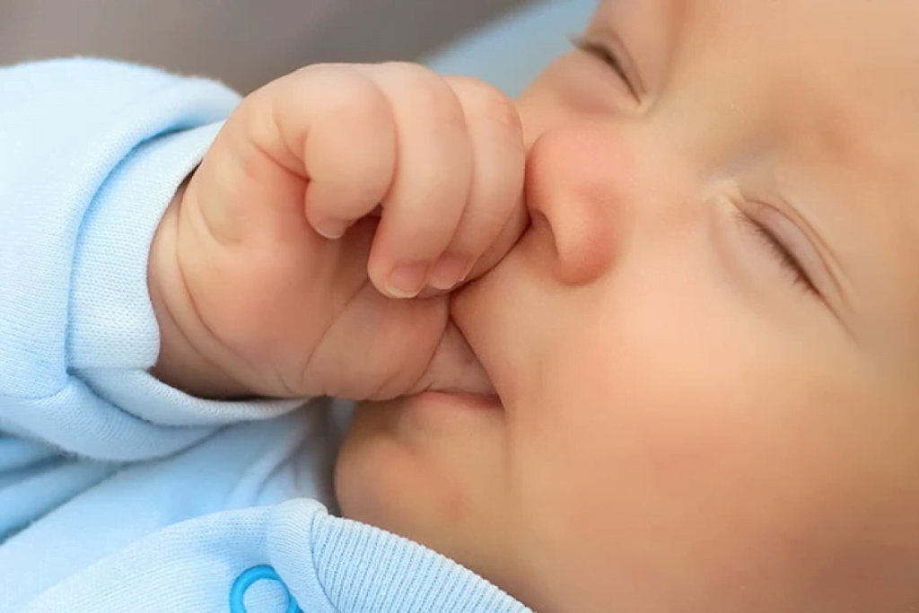 علت انگشت خوردن نوزاد چهار ماهه